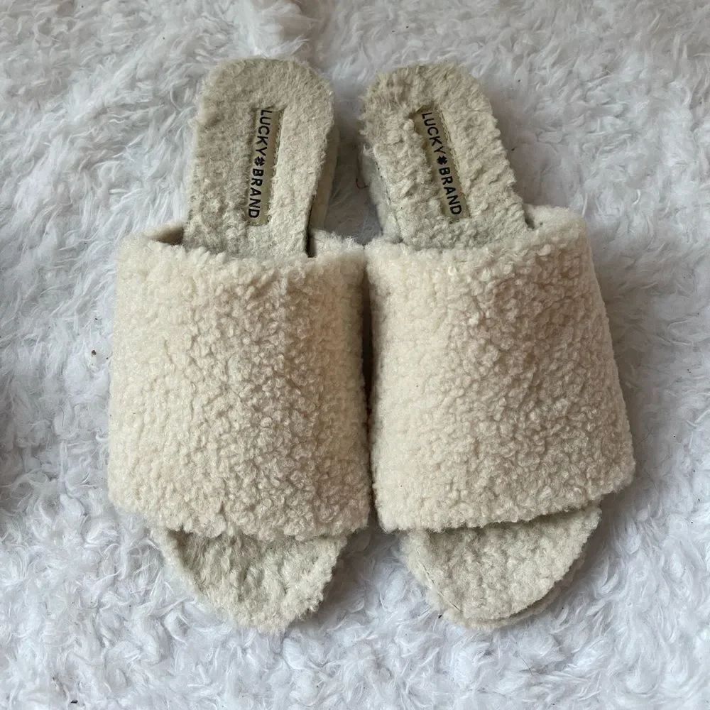 Lucky Brand faux shearling slippers buff cream rubber soles size 8.5
